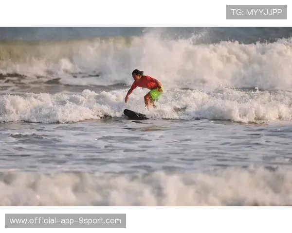 冲浪女子组选手踩上巨浪顶端，全场瞬间安静